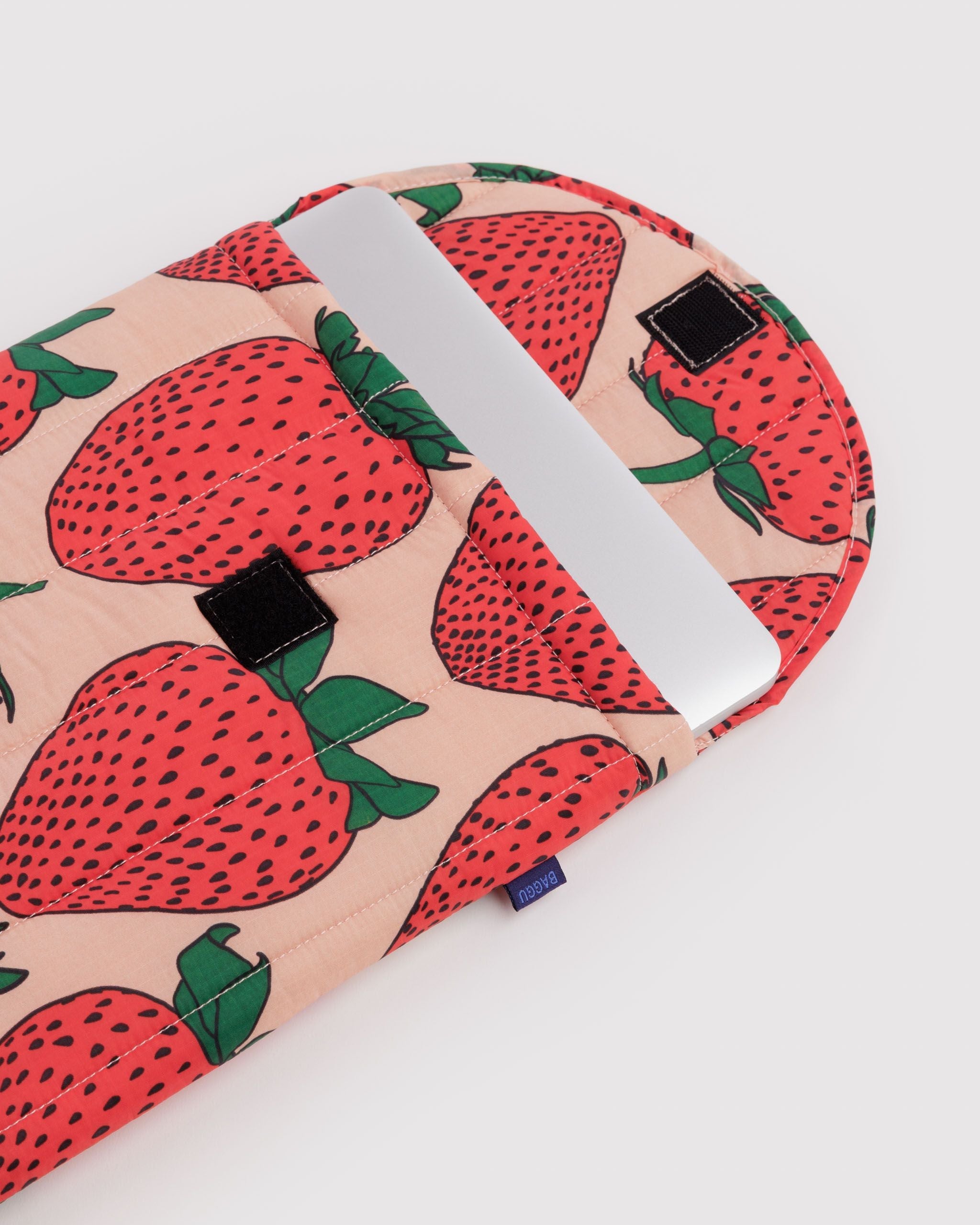 Puffy Laptop Sleeve 16 in Strawberry for Lightweight Device Storage