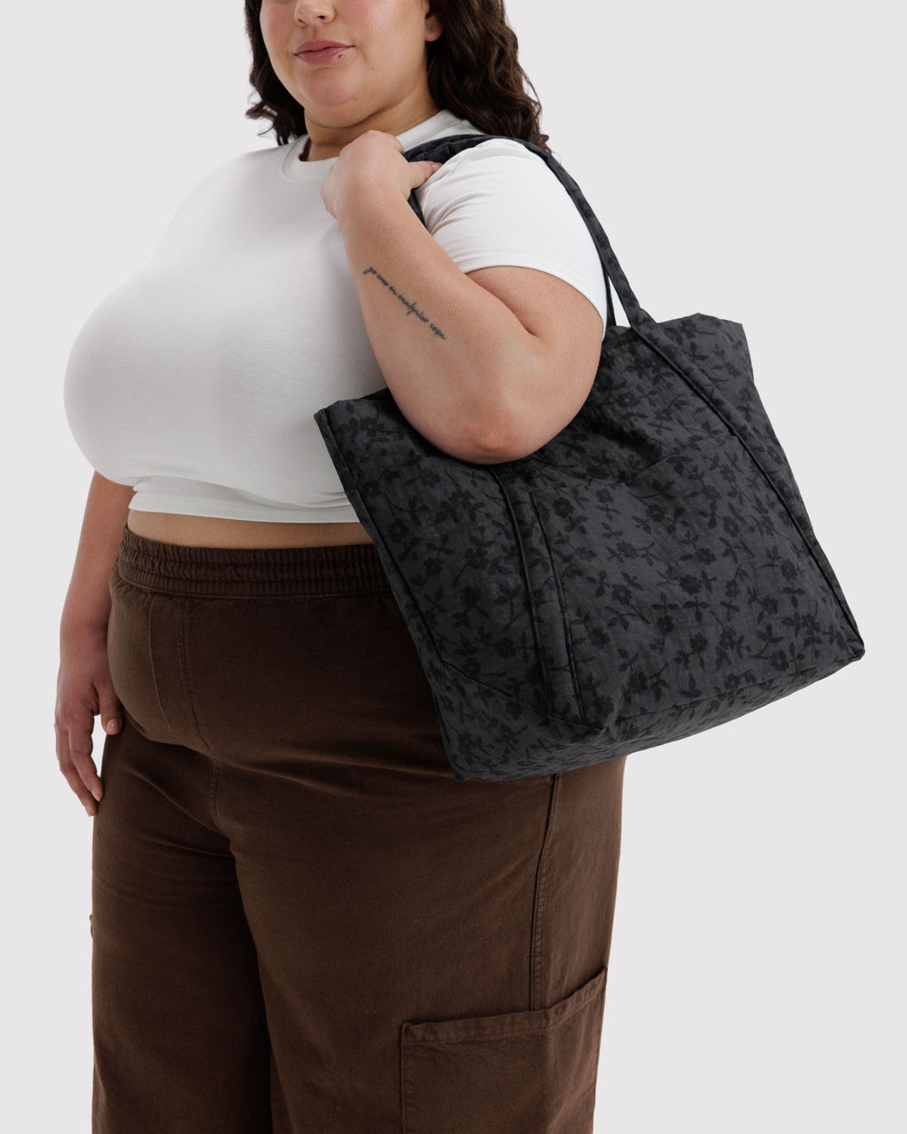 Cloud Bag in Charcoal Ditsy Floral for Spacious Casual Carry