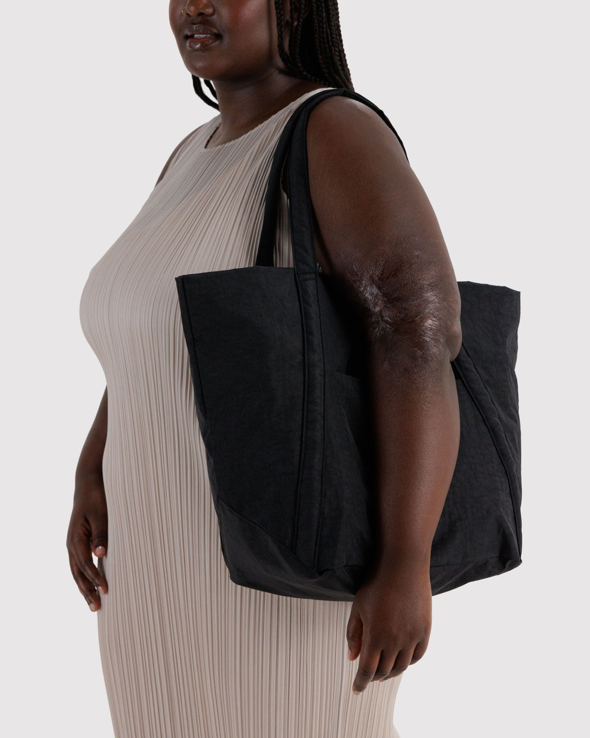 Cloud Bag in Black for Spacious Casual Carry
