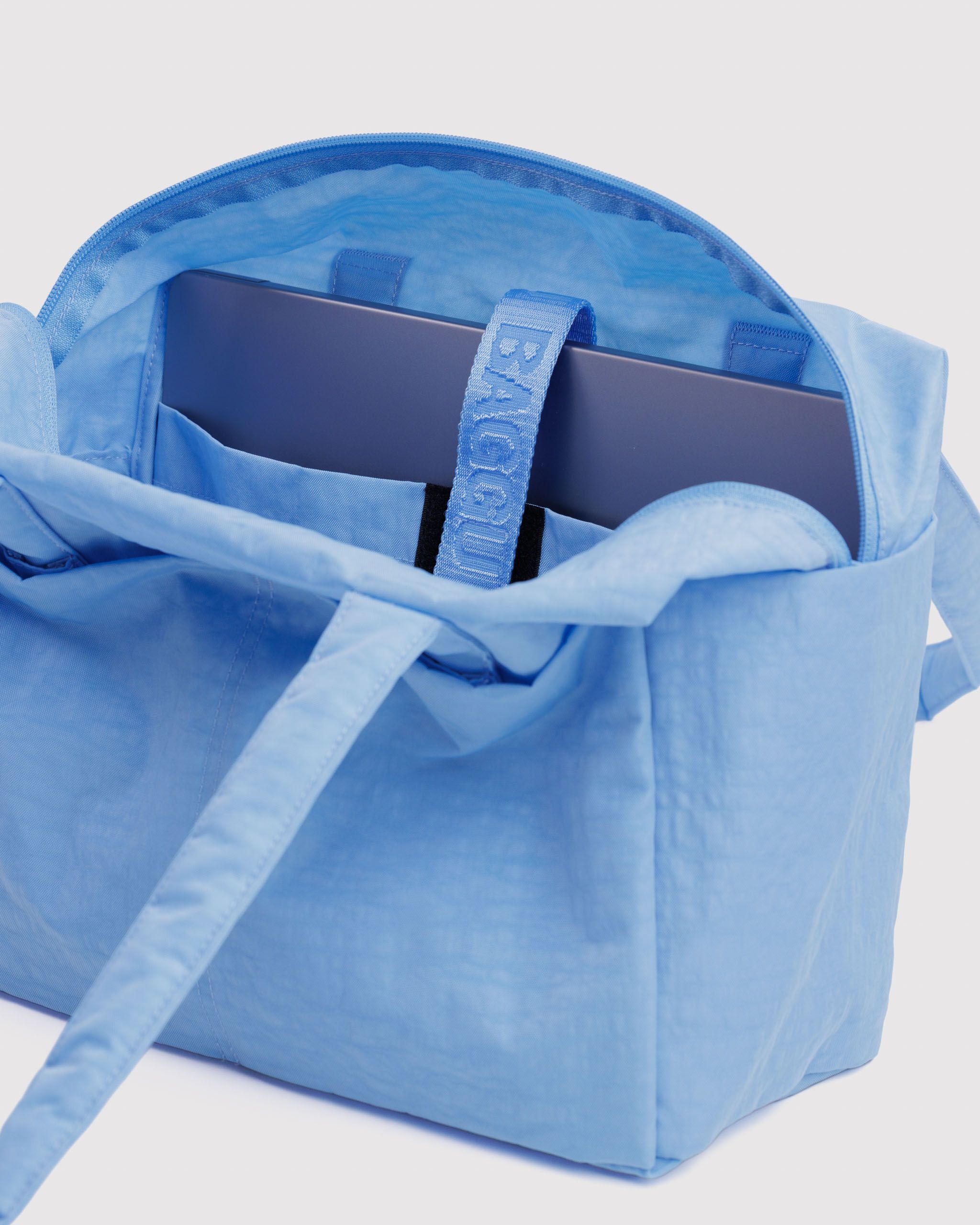 Everyday Cloud Bag in Piscine for Spacious Casual Carry