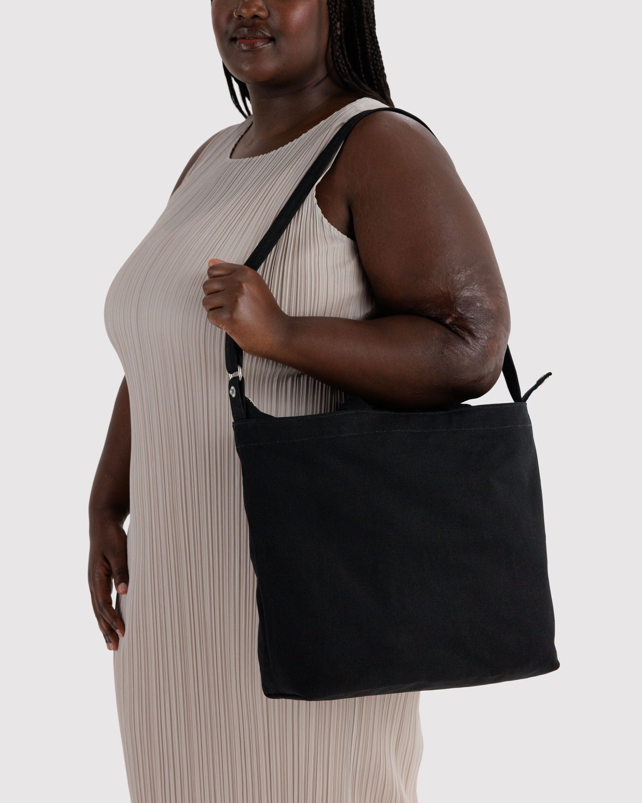Horizontal Zip Duck Bag in Black for Spacious Casual Carry